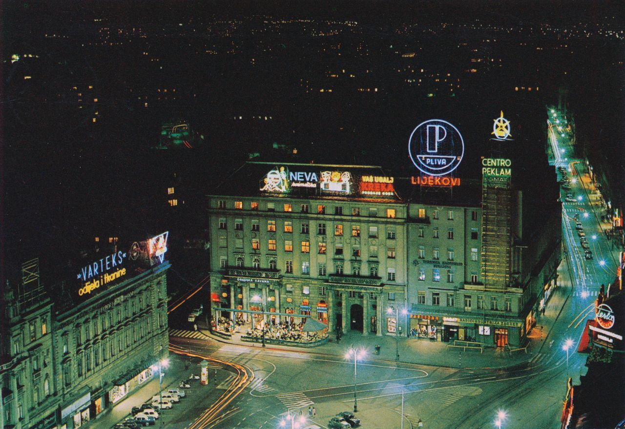 Trg Republike (današnji Trg bana Jelačića) oko 1965. godine. Noćna panorama (A)